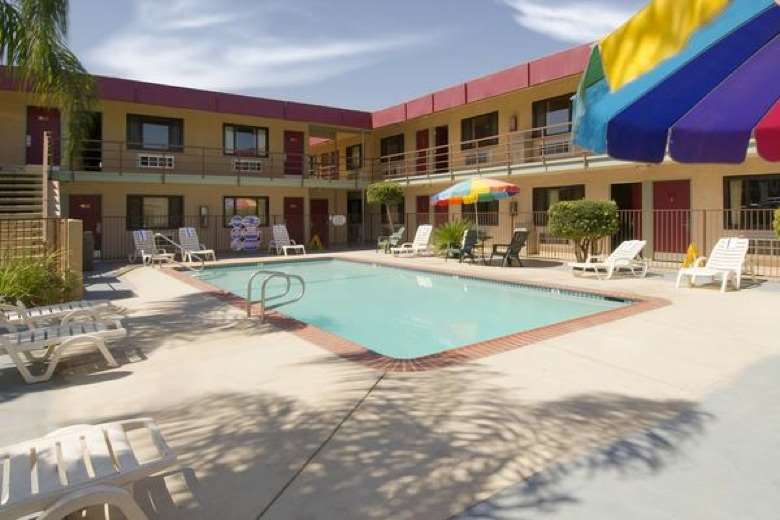 red roof inn bakersfield