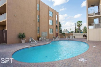 max walkable location 1st floor 2 patios