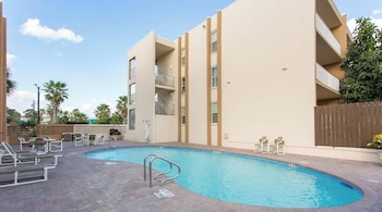 max walkable location 1st floor 2 patios