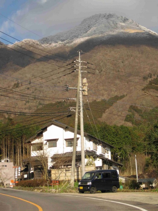 yufuin country road youth hostel