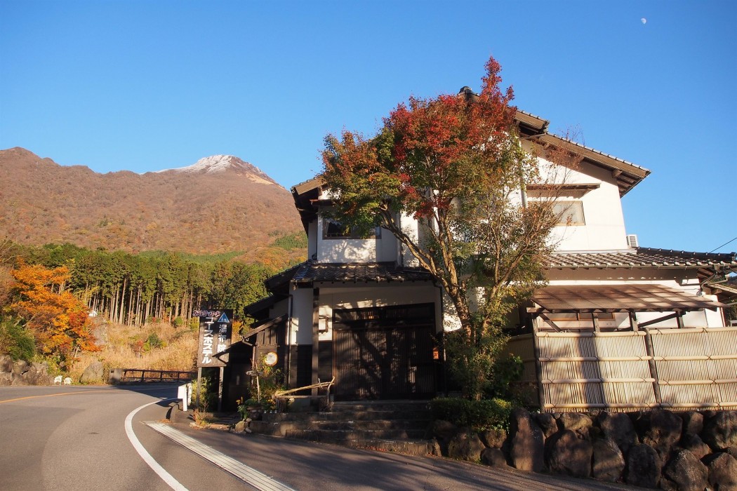 yufuin country road youth hostel