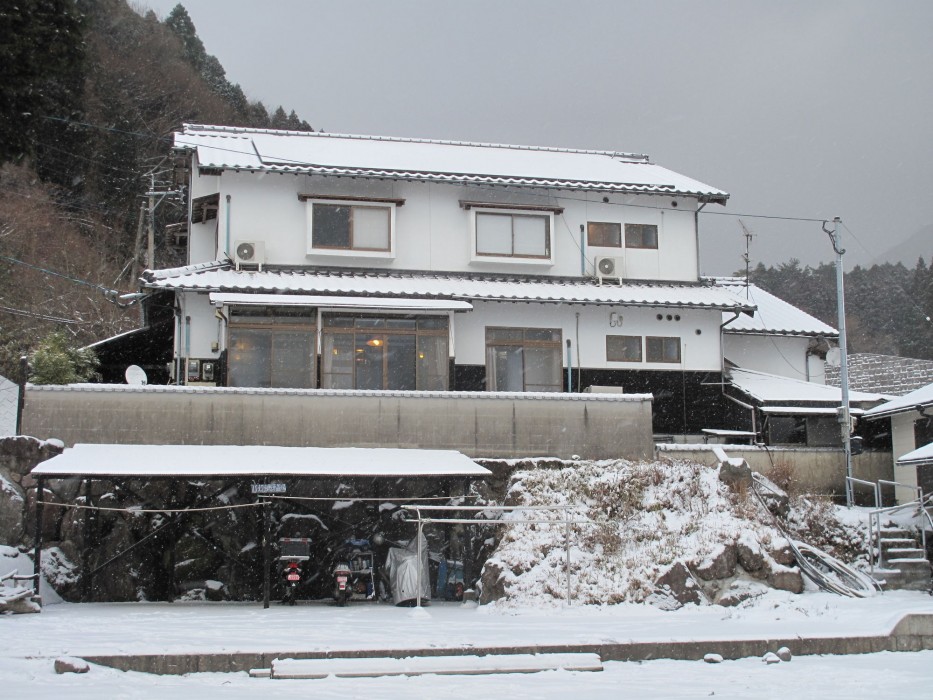 yufuin country road youth hostel