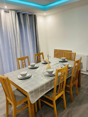 Citrine Suite - Sleeps 8 With Parking,,3 star