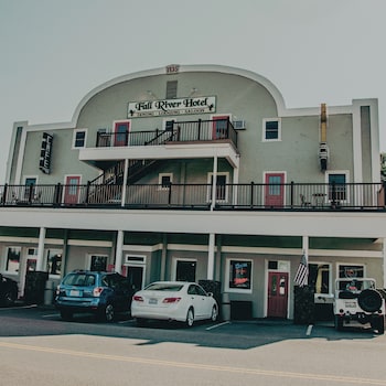 Fall River Hotel And Grazerz Restaurant,,2 star