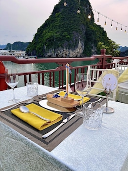 amanda cruise ha long bay