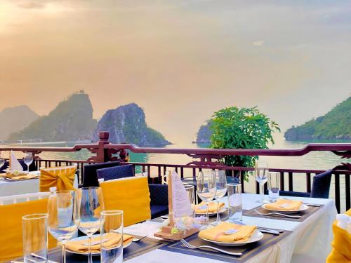 amanda cruise ha long bay