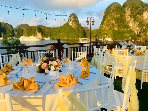 amanda cruise ha long bay