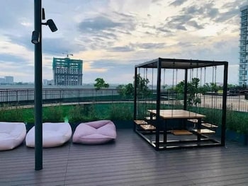 mactan newtown 1 bedroom w balcony and pool access