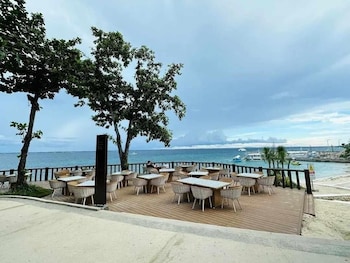 mactan newtown 1 bedroom w balcony and pool access