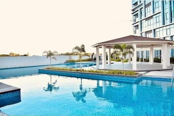 mactan newtown 1 bedroom w balcony and pool access