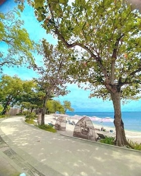 mactan newtown 1 bedroom w balcony and pool access