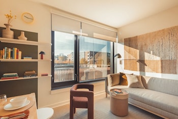 scout living pcm placemakr atlanta apartments by hilton