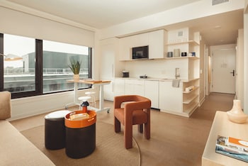 scout living pcm placemakr atlanta apartments by hilton