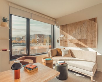 scout living pcm placemakr atlanta apartments by hilton