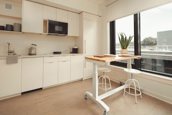 scout living pcm placemakr atlanta apartments by hilton