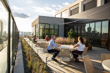 scout living pcm placemakr atlanta apartments by hilton