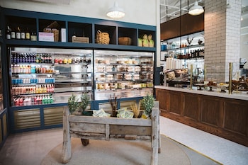 scout living pcm placemakr atlanta apartments by hilton
