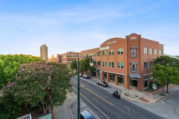 2br designer condo east downtown austin