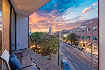 2br designer condo east downtown austin