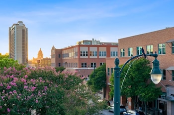 2br designer condo east downtown austin