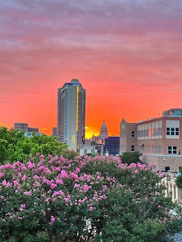2br designer condo east downtown austin