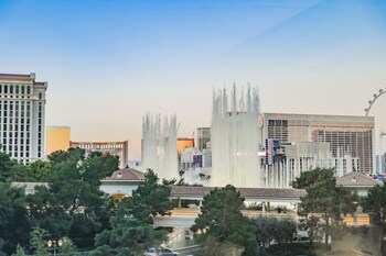 stay together suites center strip view
