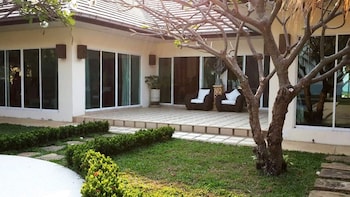 the memory 4 bedrooms beachfront pool villa