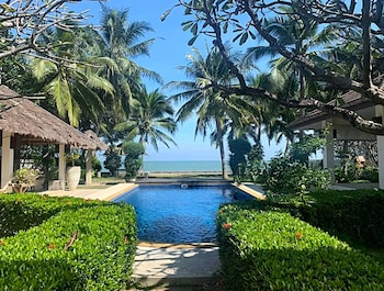 the memory 4 bedrooms beachfront pool villa