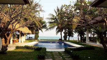the memory 4 bedrooms beachfront pool villa