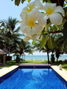 the memory 4 bedrooms beachfront pool villa