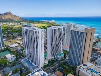 mountain view near waikiki beach w 2 beds and parking