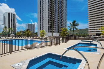 mountain view near waikiki beach w 2 beds and parking