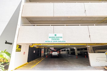 mountain view near waikiki beach w 2 beds and parking