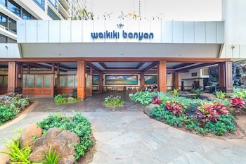 premium remodeled condo in waikiki with 2 beds and parking