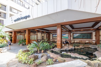 premium remodeled condo in waikiki with 2 beds and parking