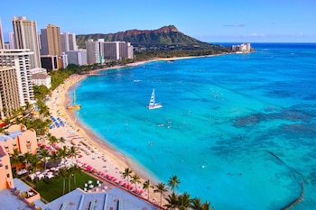 premium remodeled condo in waikiki with 2 beds and parking
