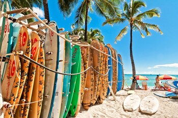 premium remodeled condo in waikiki with 2 beds and parking
