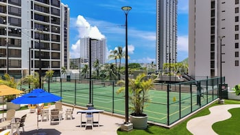 premium remodeled condo in waikiki with 2 beds and parking