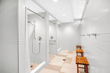 premium remodeled condo in waikiki with 2 beds and parking