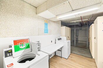 premium remodeled condo in waikiki with 2 beds and parking