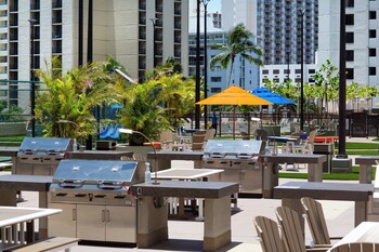premium remodeled condo in waikiki with 2 beds and parking