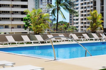premium remodeled condo in waikiki with 2 beds and parking
