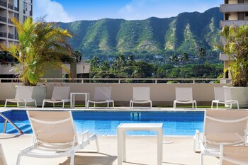 premium remodeled condo in waikiki with 2 beds and parking