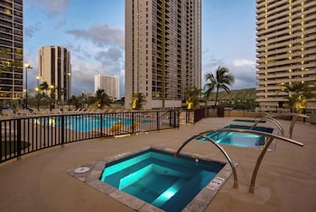 premium remodeled condo in waikiki with 2 beds and parking
