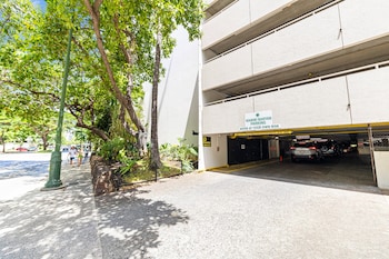 premium remodeled condo in waikiki with 2 beds and parking