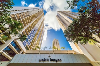 high floor ocean view condo w 2 beds and parking