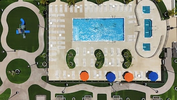 high floor ocean view condo w 2 beds and parking