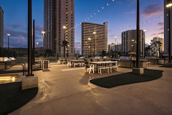 high floor ocean view condo w 2 beds and parking