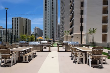 high floor ocean view condo w 2 beds and parking
