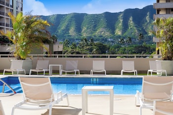 high floor ocean view condo w 2 beds and parking